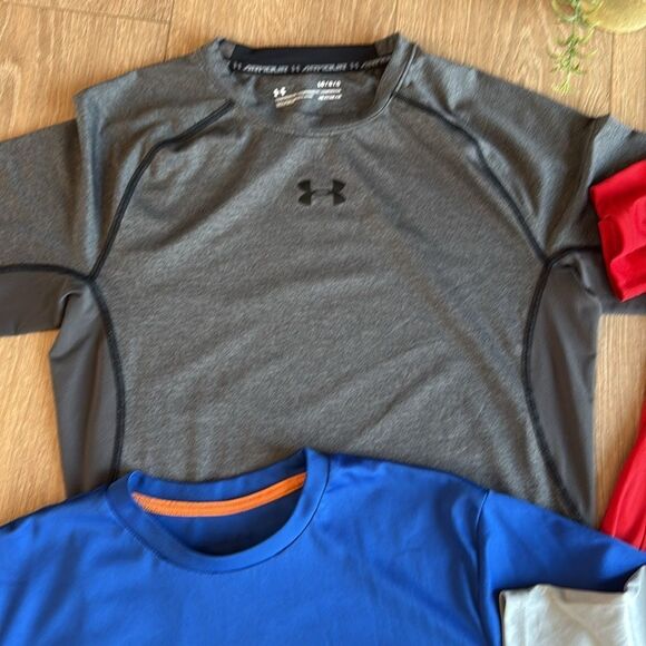 ((4 PIECE)) UNDER ARMOUR AND CHAMPION TEE BUNDLE SIZE LARGE - Picture 4 of 5